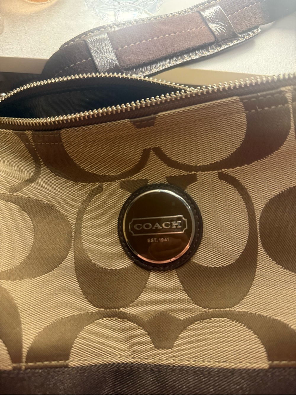 Vintage Authentic COACH Women's Signature Canvas Shoulder Bag in Khaki/Brown - Picture 2 of 8